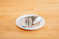 骨なしハーブチキン　低温調理でしっとり仕上げた胸肉のチキン。筋トレ好きの方にもお勧め