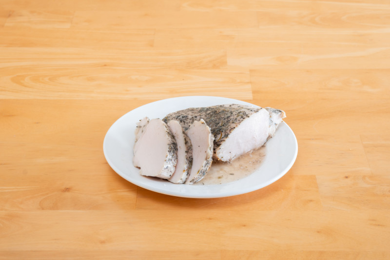 骨なしハーブチキン　低温調理でしっとり仕上げた胸肉のチキン。筋トレ好きの方にもお勧め