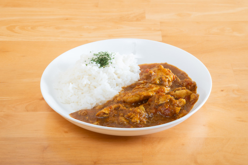 丸焼きを丸ごと使用、トマトベースの市販のルーを使用しないスパイスで作るヘルシーなカレーです