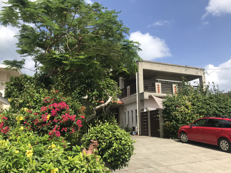 サトウキビ畑の音を聴き、美しい海を眺めながらのんびりとお過ごしいただけます。