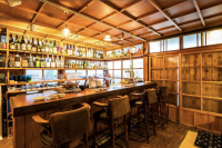 バーテンダー・名護市の観光大使の当店オーナーが泡盛をはじめ、お好みの一杯をご提供致します！