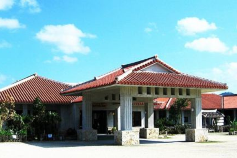 大きな赤瓦の屋根が目印です！