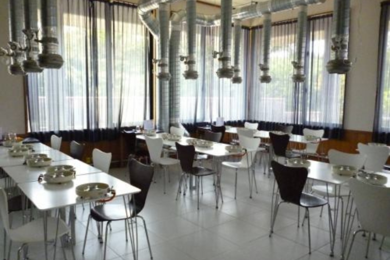 各部屋の雰囲気に合ったテーブルと椅子をご用意しております。