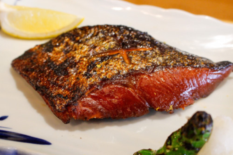 「鮭の幽庵焼き」(1,650円) 炭火の香り纏う人気の一皿。お酒がグビグビ進みます。