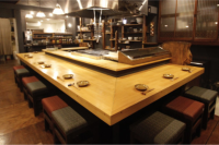 焼き場を囲む広々としたカウンター席。焼き上がるまでの香りや音も一緒にお楽しみください。