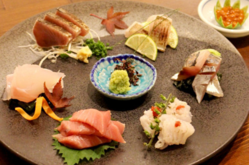 「刺身盛り合わせ」(2,035円) 県外から届いた新鮮な魚を3種・5種で楽しめます!