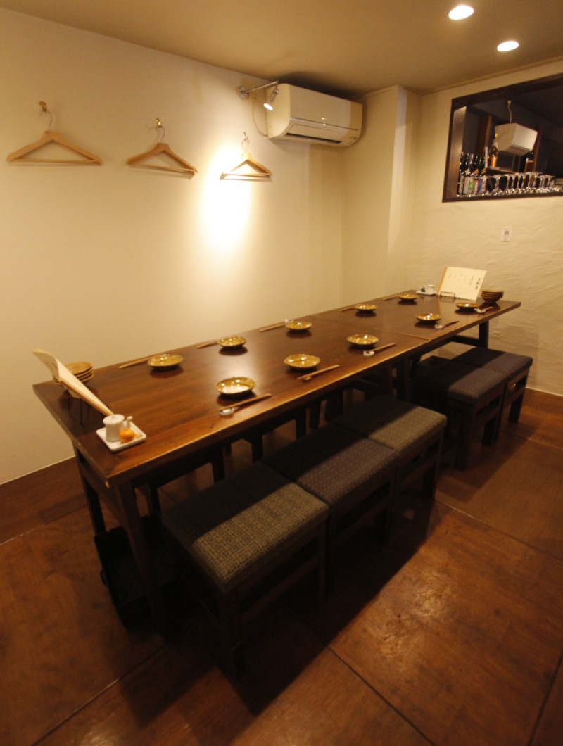 テーブル席。4名・6名席を繋げ、最大10名様で半個室風にご利用いただけます。