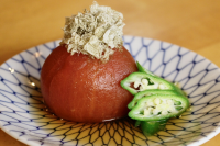 「さっぱり出汁トマト」(495円) トマトの酸味×だしの旨み。1杯目のビールと一緒にどうぞ。