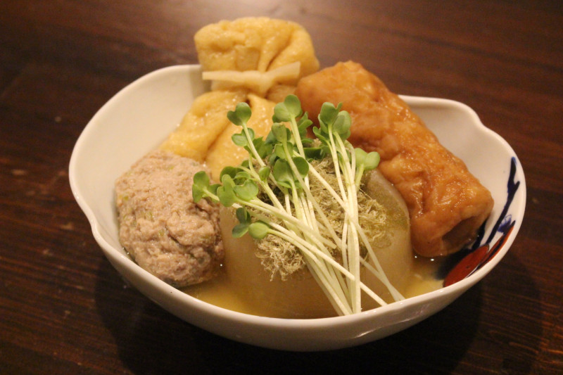 「おでん おまかせ4種盛り」(935円) 煮干しと昆布からひいた出汁がしみしみです。