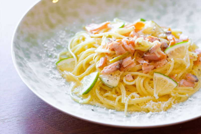 サーモンと有機レモンのクリームソース