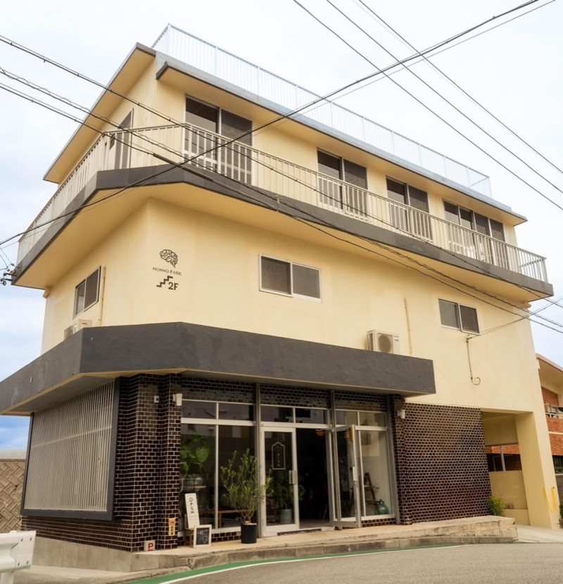 HONNO PARK外観. 建物裏手の階段で2階にお上がりください
