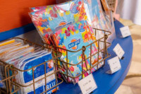 お土産やブルーシールのオリジナルグッズ、アイスギフトも充実