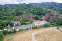 やんばるの森に囲まれてる喜如嘉翔学校