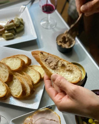 レバーペーストやリエット、スモークチーズに砂肝のコンフィなどワインのお供ご用意しております