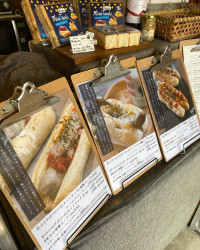 ご注文後に作る温かい特製のホットドッグやスープがテイクアウト出来ます