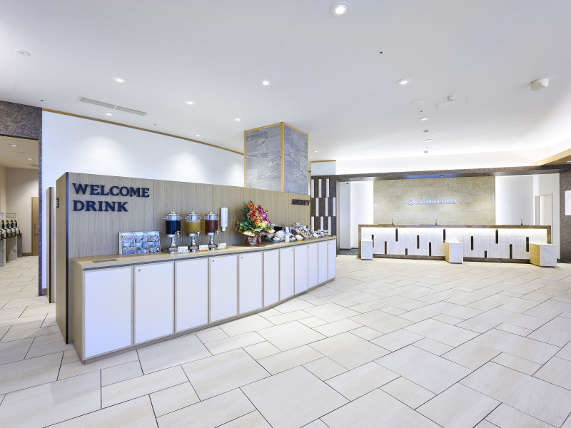 ウエルカムドリンクとアメニティバーのあるフロントロビー（2階）