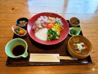 【いずみ咲丼】 新鮮なカンパチに、納豆・とろろ・オクラのネバネバを贅沢にトッピング。