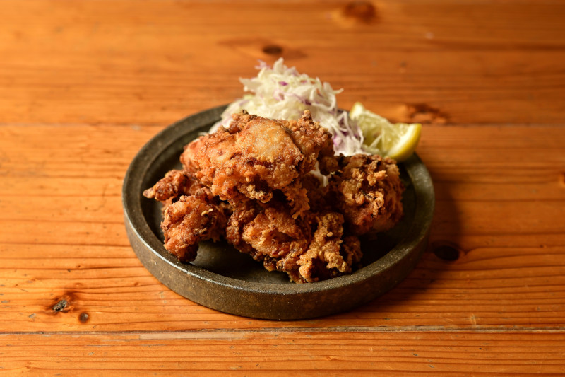 【鶏の唐揚げ】オープン時からランチでも人気の唐揚げをディナーでも！ザクザク衣がたまらない