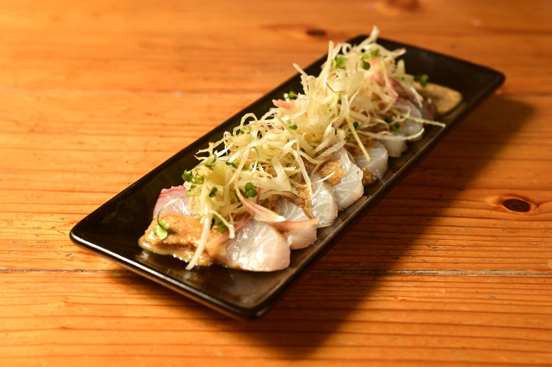 【ごまカンパチ】脂の乗った新鮮なカンパチを特製の胡麻ダレで。