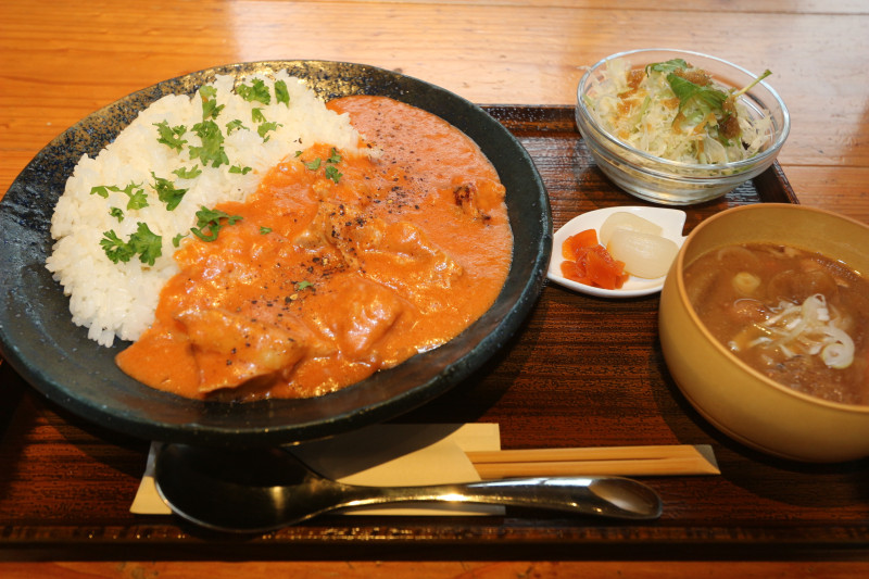 【月替わりカレー】（4月はバターチキンカレー）