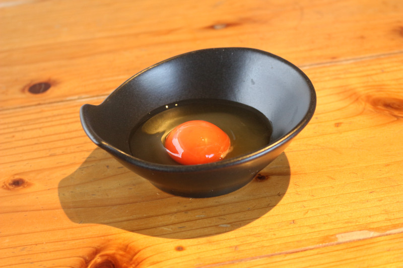 新家養鶏場のブランド卵「ほおずき卵」をご用意。TKGやメインをディップしてお楽しみください。