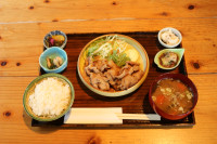 豚肩ロースの生姜焼き定食 たっぷりの生姜と玉ねぎをすりおろしたタレが食欲をそそります。