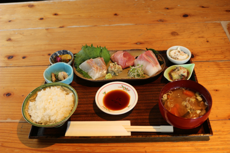 数量限定の刺身定食。その日によって良いネタを仕入れご提供。