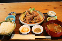ザクッとジューシーな唐揚げ定食。味変のオリジナルスパイスでご飯が止まりません。
