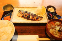 【サバの塩焼き定食】脂ののったさばを皮目パリッと。