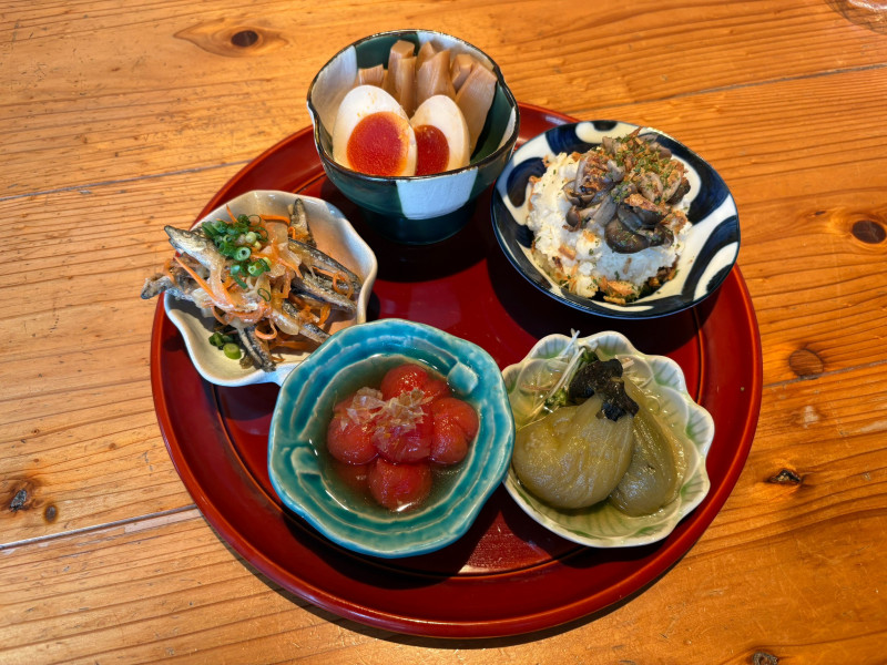 【前菜5種盛り合わせ】とりあえず頼んでほしい一品。その日の気分で選べる盛り合わせ