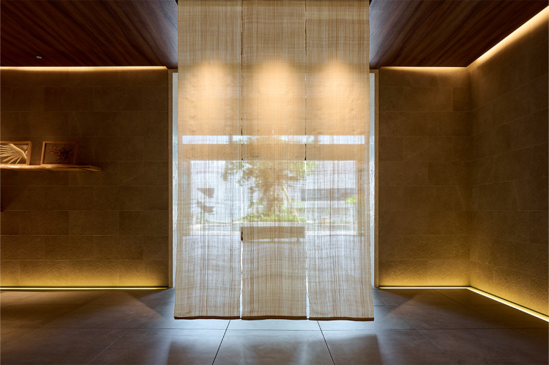 芭蕉布のスクリーンが琉球文化の世界観へと誘います。