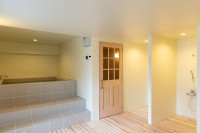 白くて、清潔で、やさしい空間。 ふと気づくと、全部忘れてる。 