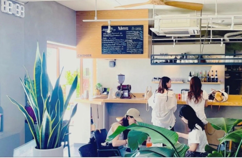 潮風が抜ける店内。カウンターでゆったりと