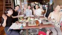 完成した料理を囲んでゆっくりランチ。やんばるの自然と食を味わう特別な時間