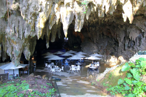 ガンガラーの谷にある人気急上昇中のスポット「洞窟カフェ」