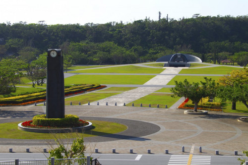 沖縄平和祈念公園には沖縄戦で亡くなられたすべての人々の氏名を刻んだ「平和の礎」や「平和祈念像」