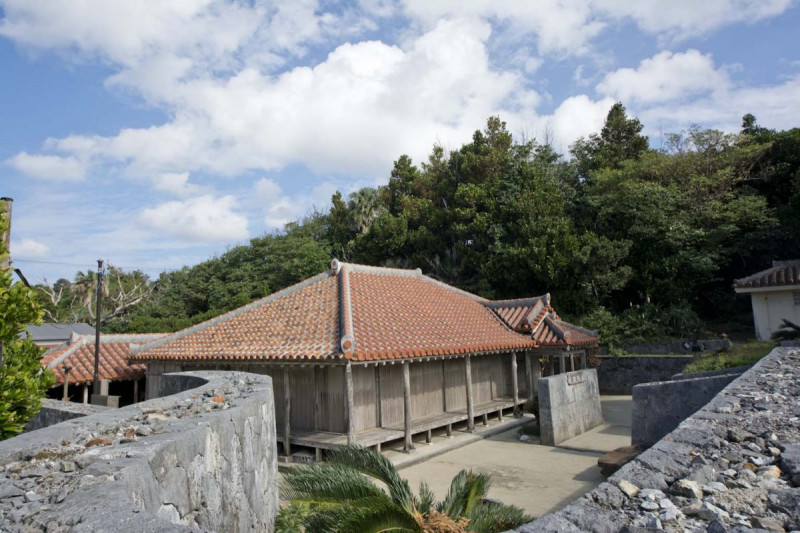 琉球王朝時代の慶留間島を感じられる「高良家住宅」