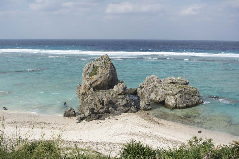 瑠璃色の海の恵み。自然あふれる伊平屋島の海の風景