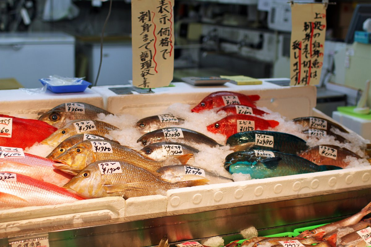 牧志公設市場に並ぶ色鮮やかな魚たち