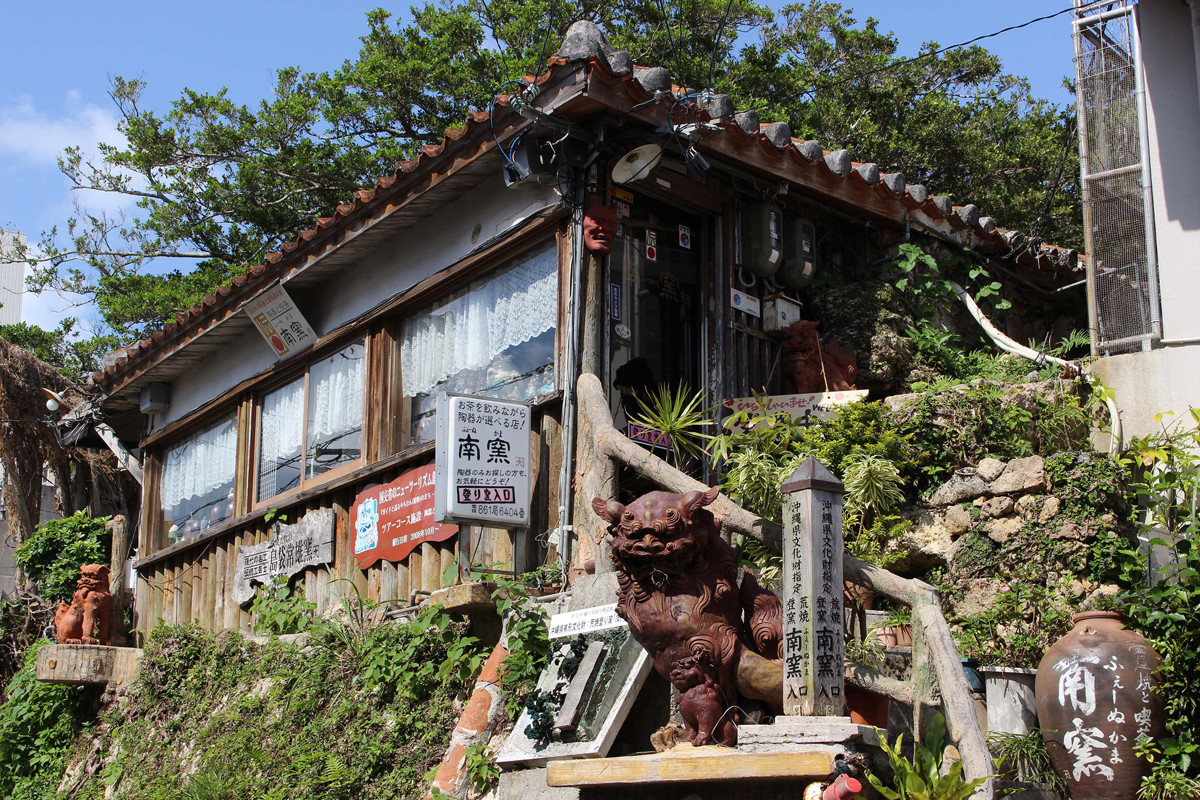 やちむん散歩（壺屋） | 「やちむん」とは | 沖縄観光情報WEBサイト