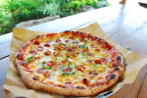 焼きたてのピザは昔ながらのシンプルなトッピング。たっぷりチーズがたまらない！