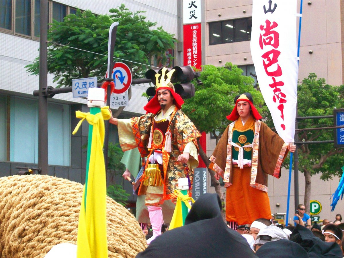両軍の綱の上から神輿に乗った武士が登場して、決戦前の儀式を行う