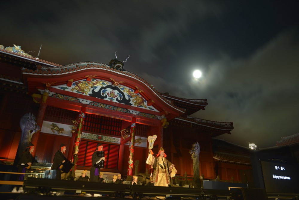 （写真提供：首里城公園） 美しい月の下で執り行われる「中秋の宴」。古典舞踊や組踊が披露される