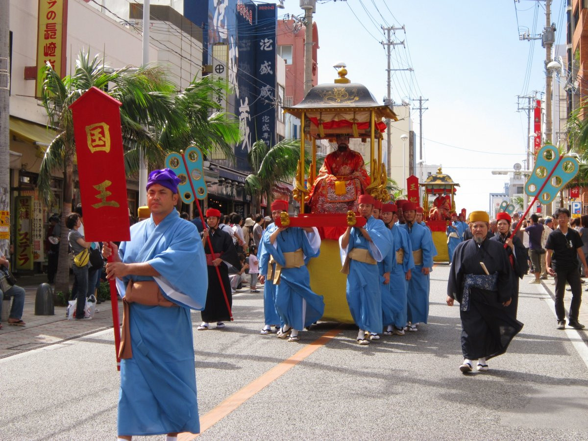 琉球王国の華やかな姿が総勢約700名の行列で再現される