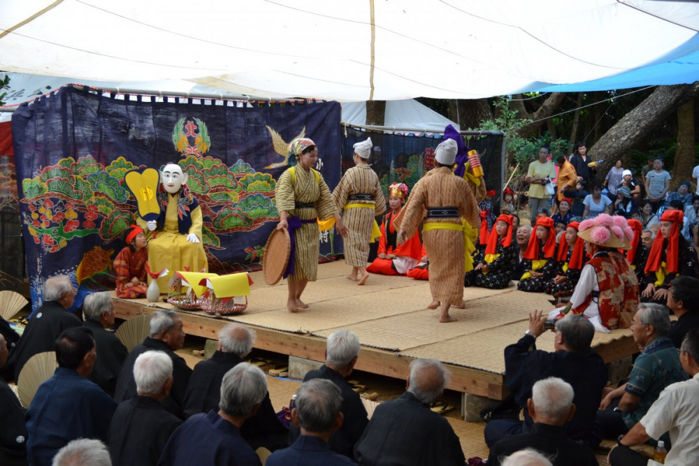 豊年祭と並ぶ大きなお祭りで、舞台で数多くの芸能が奉納される