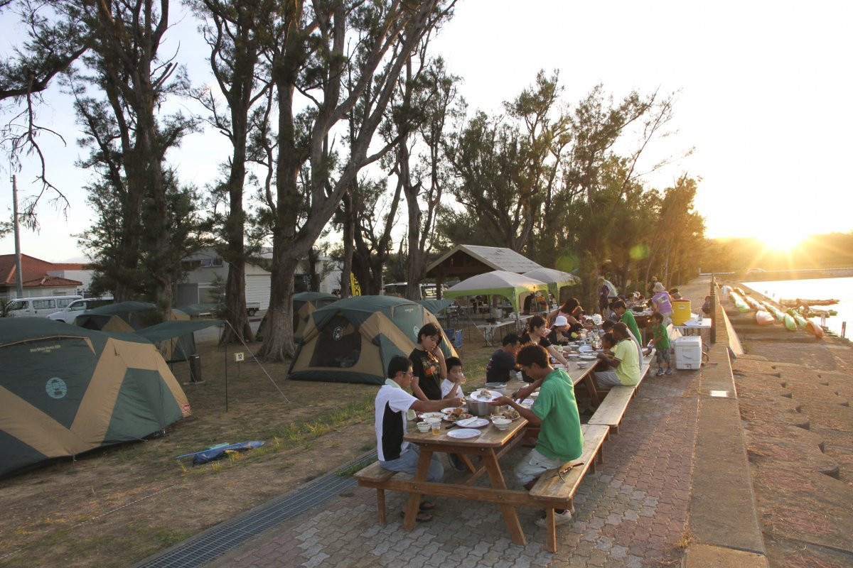 しっかりとした食事スペースは、キャンプで重要な要素