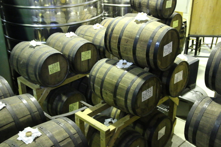 「暖流」は樽で貯蔵される。ウィスキーのような味わいに