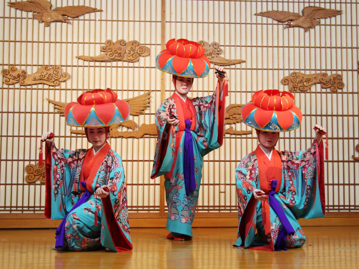 花笠をかぶった踊り手による「四つ竹(ヨツダケ)」