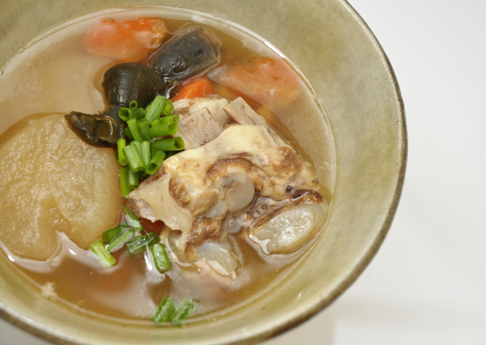 ソーキ汁（豚の骨付きあばら肉）