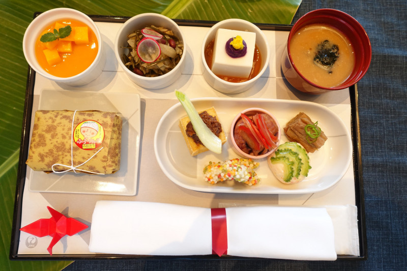 国内線ファーストクラスの機内食を「星のや沖縄」がプロデュース！